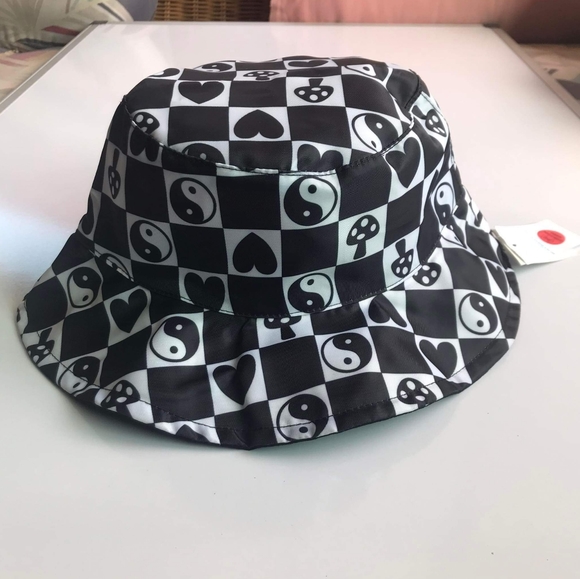 Reversible Bucket Ying Yang black heart polyester hat - Picture 2 of 10